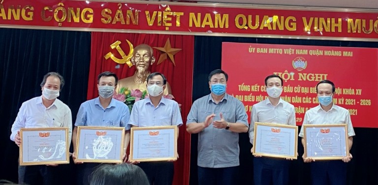 Lãnh đạo quận Hoàng Mai trao Bằng khen của Ủy ban MTTQ Việt Nam TP Hà Nội cho 3 tập thể và 2 cá nhân có thành tích xuất sắc trong công tác bầu cử.