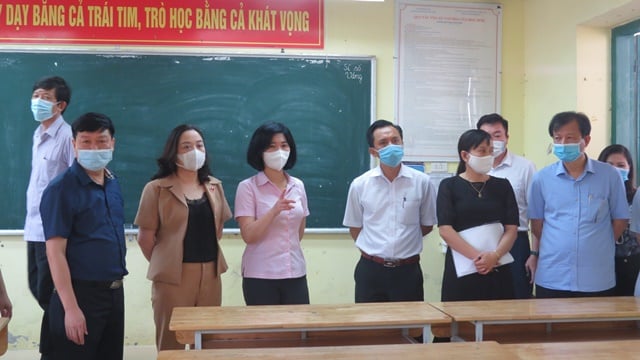 Đồng chí Phùng Thị Hồng Hà -Phó Chủ tịch HĐND Thành phố cùng Đoàn công tác kiểm tra phòng thi tại điểm thi trường THPT Ứng Hòa A