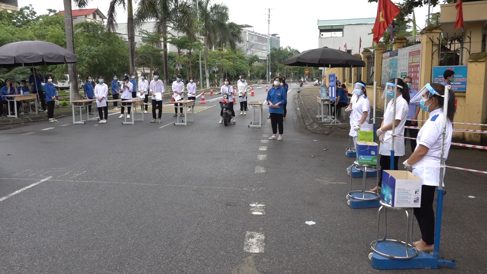 Tại cổng điểm thi trường THPT Đan Phượng thực hiện phân luồng, đảm bảo an ninh trật tự