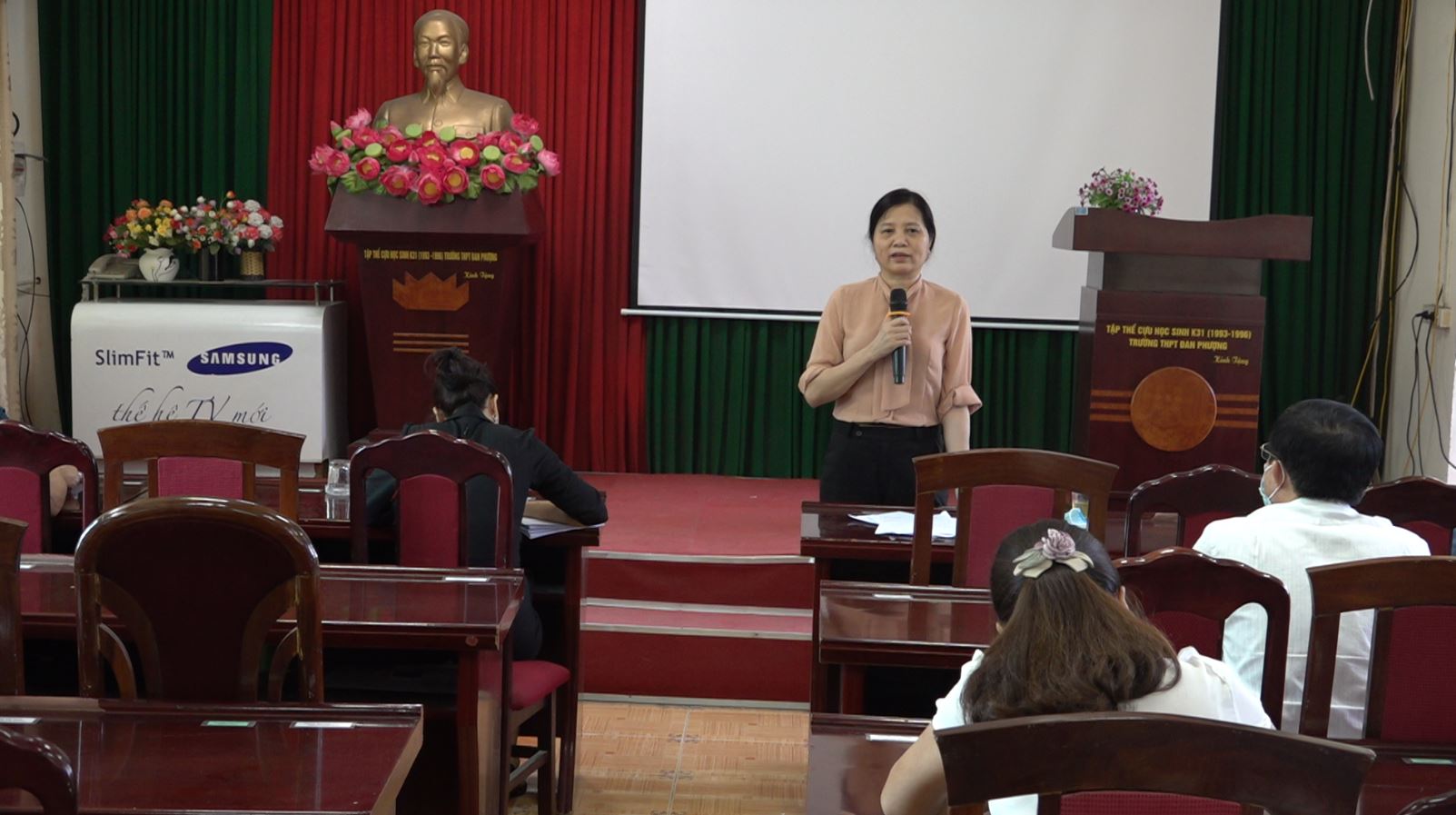 Đồng chí Phó Chủ tịch UBND huyện Đào Thị Hồng phát biểu chỉ đạo rút kinh nghiệm sau buổi diễn tập