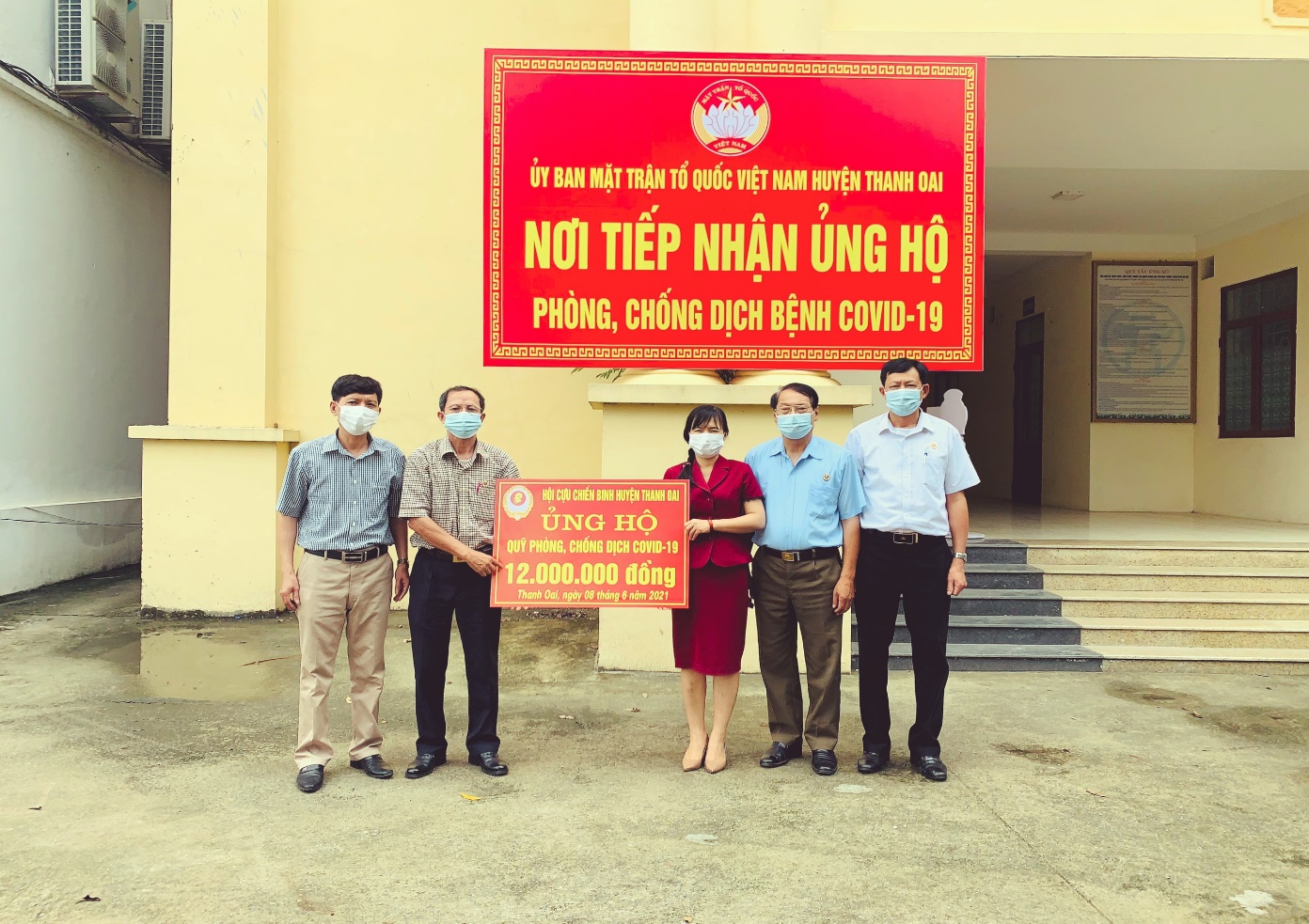 Uỷ ban MTTQ Việt Nam huyện Thanh Oai tiếp nhận ủng hộ của Hội cựu chiến binh huyện