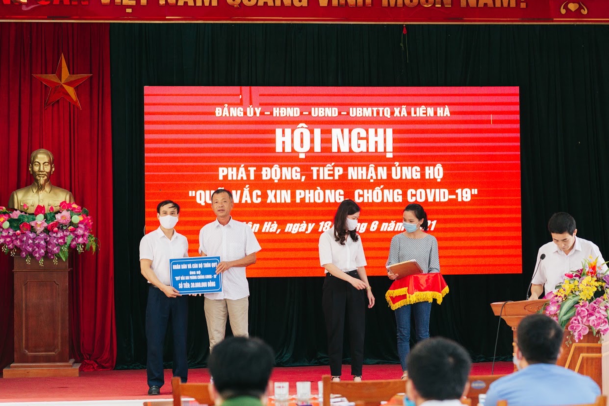 Ảnh: Trưởng Thôn Quý trao ủng hộ Quỹ vắc-xin phòng chống Covid-19 