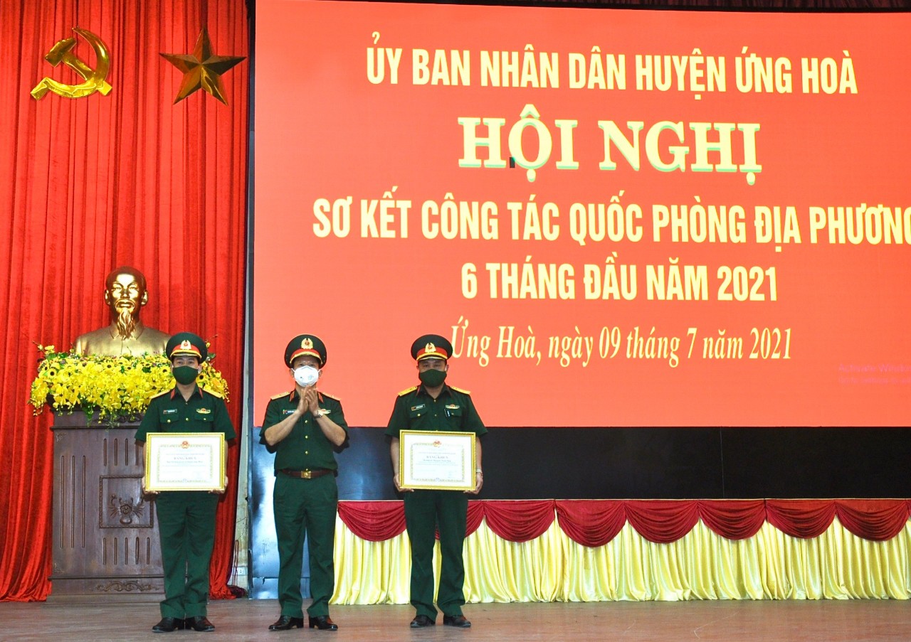Huyện trao tặng Bằng khen của Thành phố cho tập thể, cá nhân có thành tích xuất sắc trong tìm kiếm quy tập hài cốt liệt sĩ