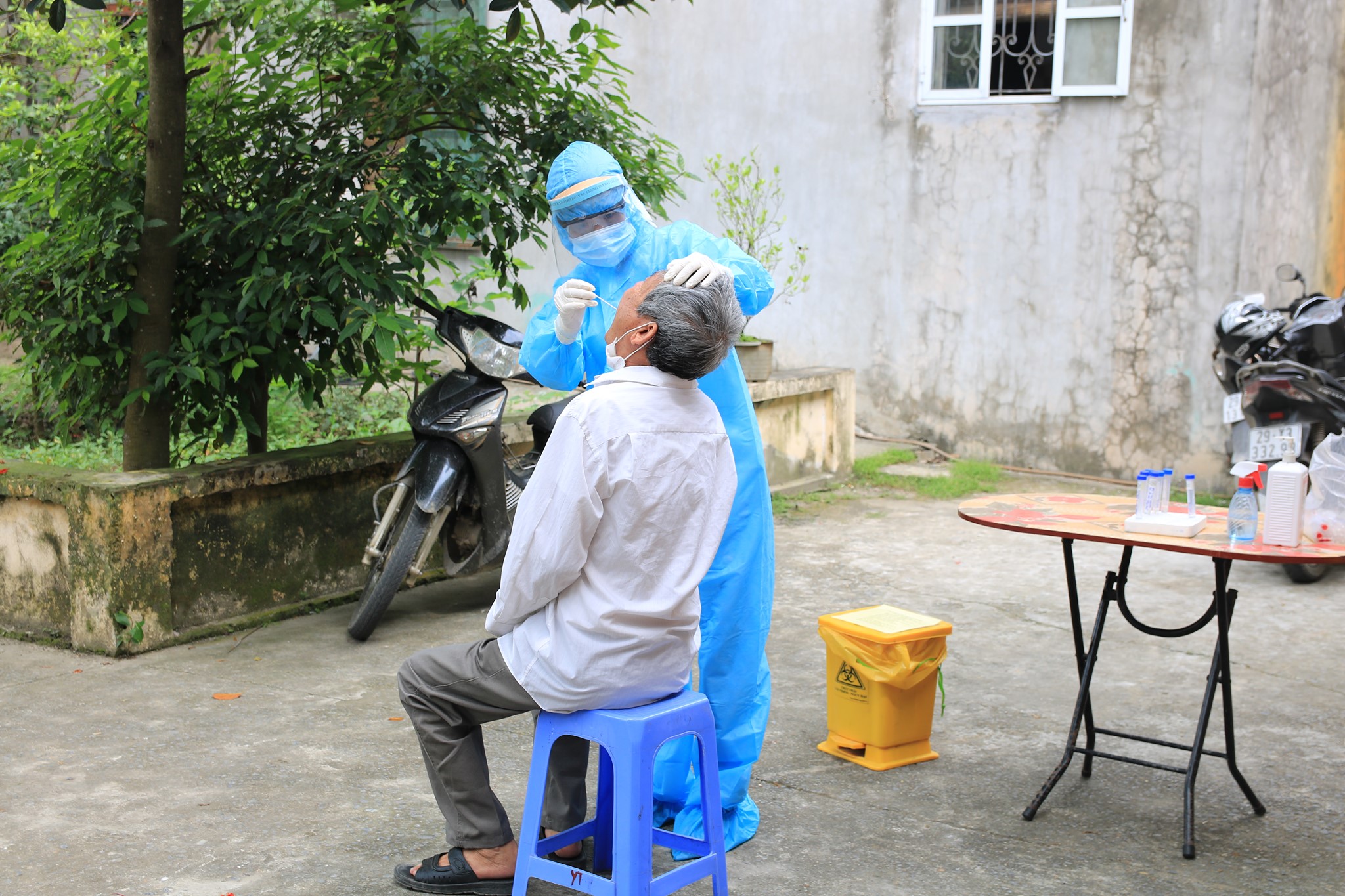 Cán bộ Trung tâm Y tế Huyện lấy mẫu của người dân về từ vùng có dịch