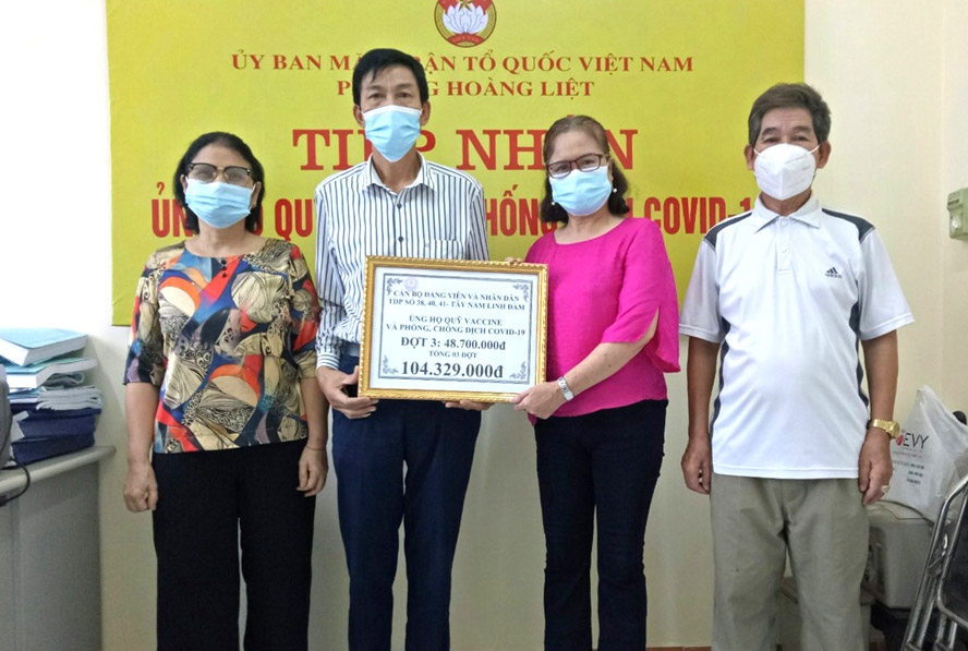 Ủy ban Mặt trận Tổ quốc Việt Nam phường Hoàng Liệt (quận Hoàng Mai) tiếp nhận tiền ủng hộ Quỹ vắc xin phòng Covid-19