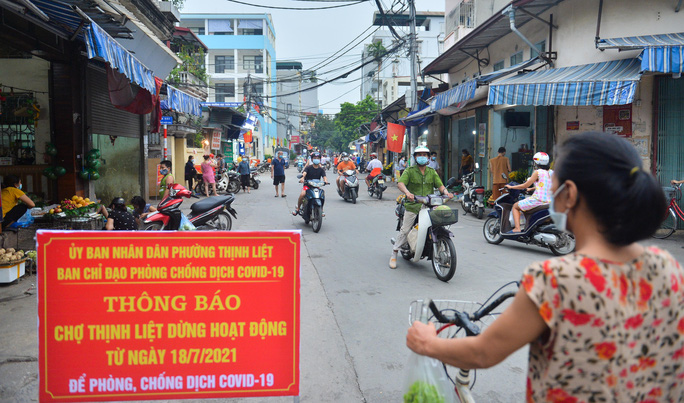 Lực lượng chức năng lập hàng rào phong toả, đồng thời dựng nhiều biển thông báo "khu vực cách ly"