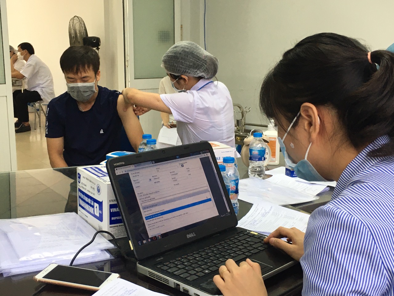 Người dân được tiêm chủng tại Trung tâm y tế huyện Thanh Oai