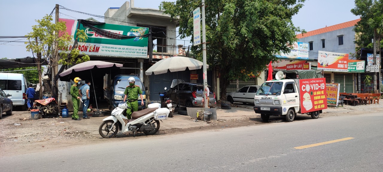 Lực lượng công an ra quân tuần tra kiểm soát việc chấp hành Chỉ thị 16 của Thủ tướng Chính phủ trên địa bàn huyện