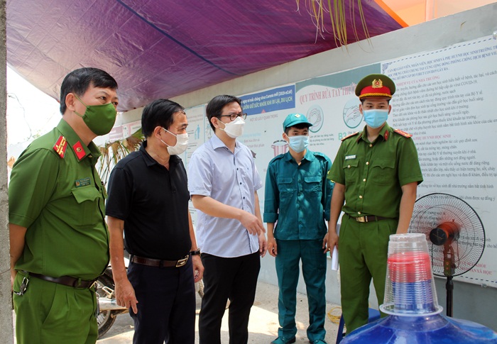 Đồng chí Bí thư Huyện ủy và các đồng chí trong đoàn kiểm tra, động viên lực lượng tại các chốt kiểm soát dịch.