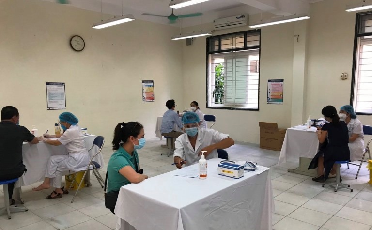 Người dân quận Hoàng Mai được tiêm vaccine phòng Covid-19.