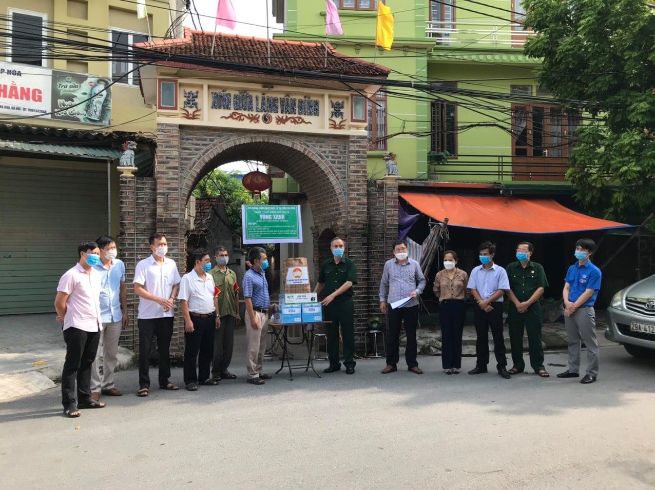 Các đồng chí đại diện lãnh đạo Ủy ban MTTQ và các đoàn thể chính trị-xã hội Huyện tặng quà chốt vùng xanh tại thị trấn Vân Đình