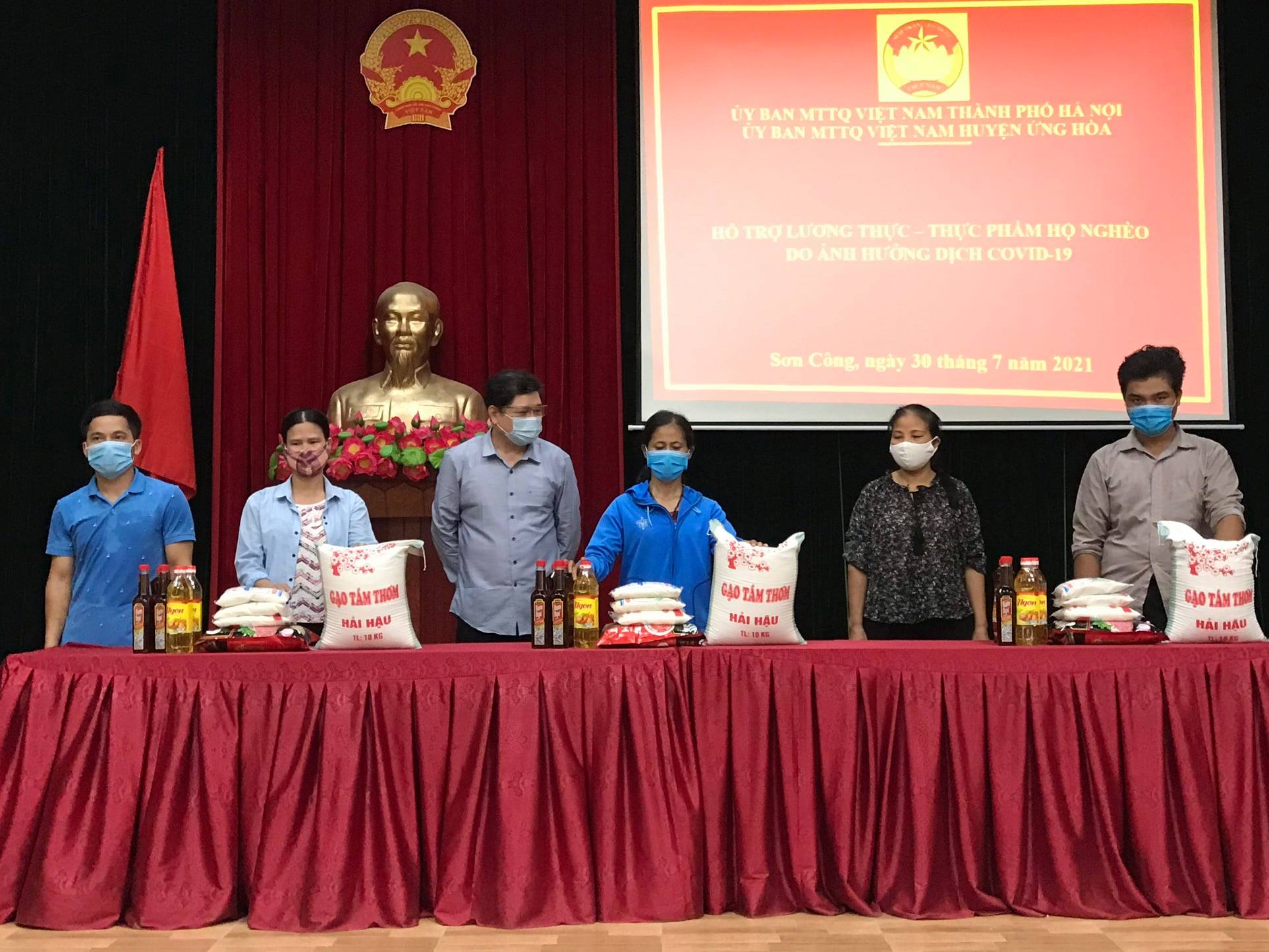 Ủy ban MTTQ Huyện tặng quà động viên các hộ có hoàn cảnh khó khăn do ảnh hưởng của dịch Covid-19