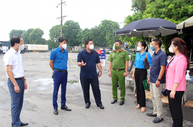 Ông Nguyễn Quang Hiếu kiểm tra công tác chuẩn bị mở cửa trở lại chợ đầu mối phía Nam