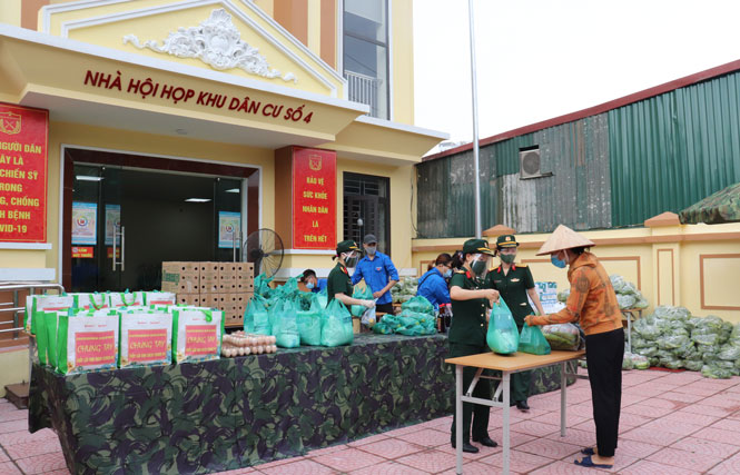 Mỗi người dân được nhận 1 suất quà gồm các mặt hàng thiết yếu