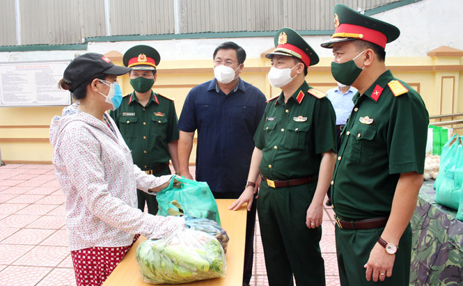 Thiếu tướng Nguyễn Quốc Duyệt và lãnh đạo quận Hoàng Mai thăm hỏi, động viên người dân nhận quà tại “Gian hàng 0 đồng”.