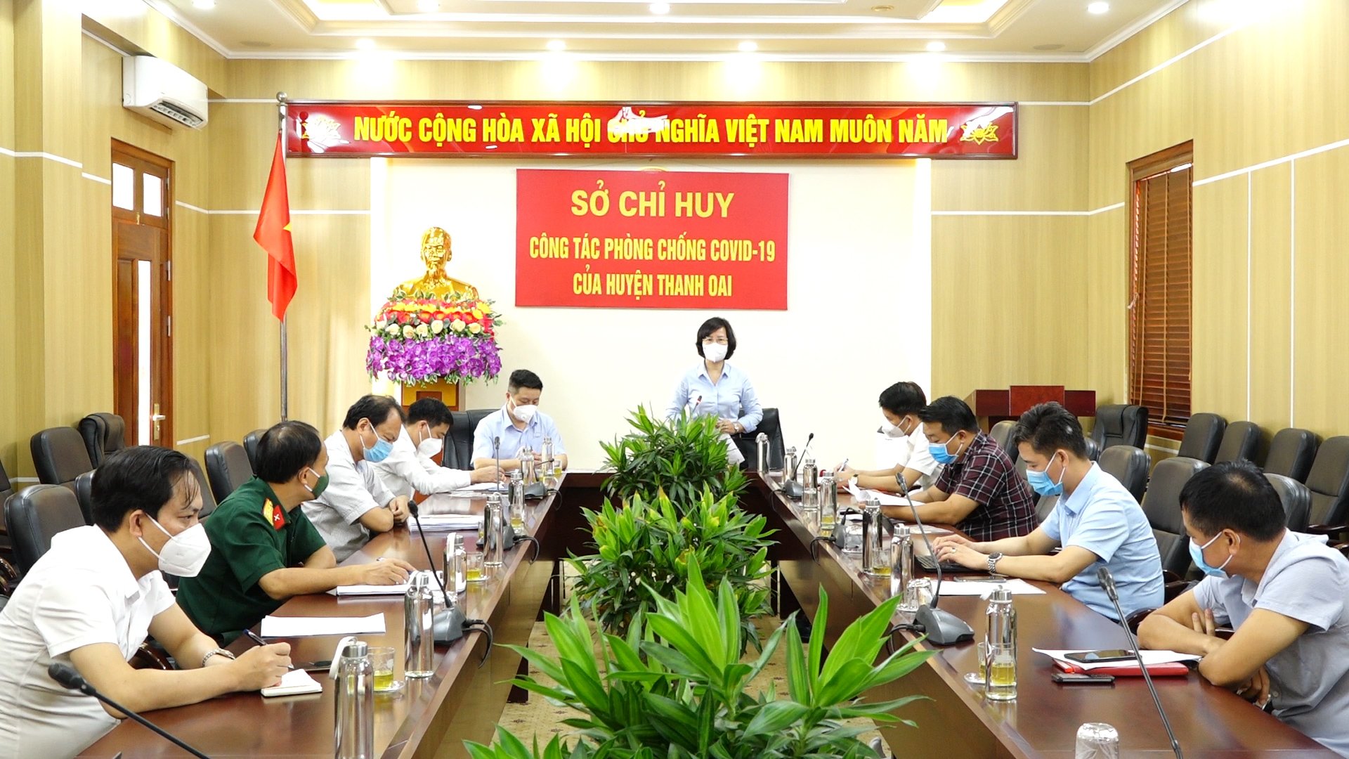 Đồng chí Bùi Huyền Mai làm việc tại Sở chỉ huy Phòng chống dịch bệnh Covid-19 của huyện Thanh Oai