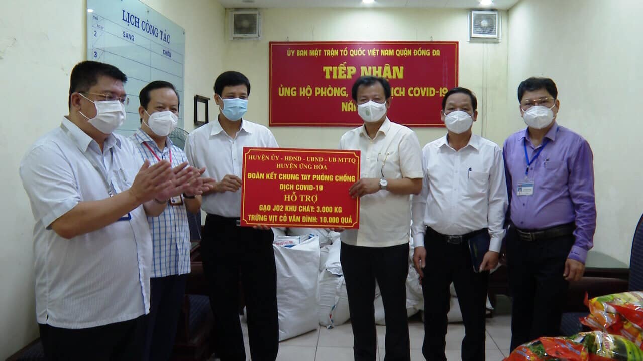Đoàn công tác của Huyện trao tặng quà hỗ trợ tại quận Đồng Đa
