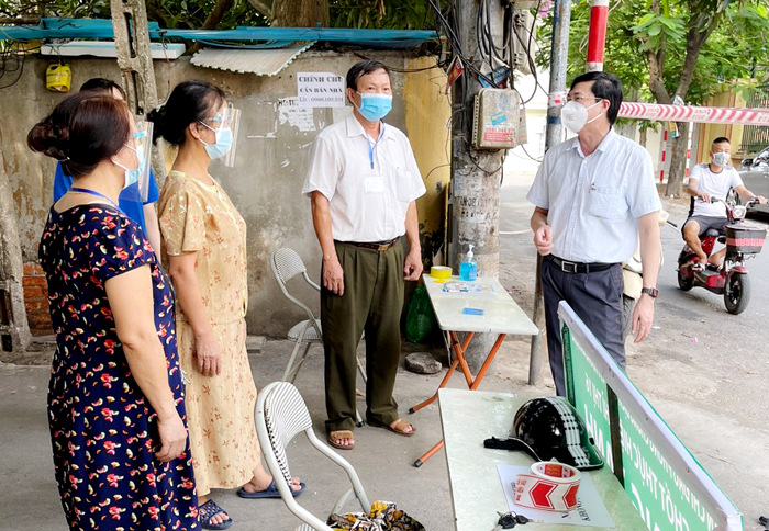 Phó Bí thư Thường trực Quận ủy Hoàng Mai Nguyễn Xuân Phong động viên nhân dân tại "Vùng xanh an toàn" phường Mai Động