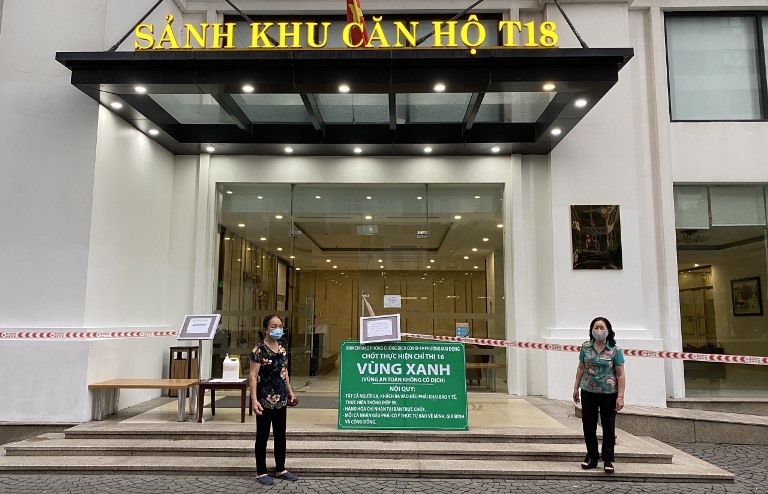 Người dân chia nhau chốt trực tại các "Vùng xanh an toàn" phường Mai Động
