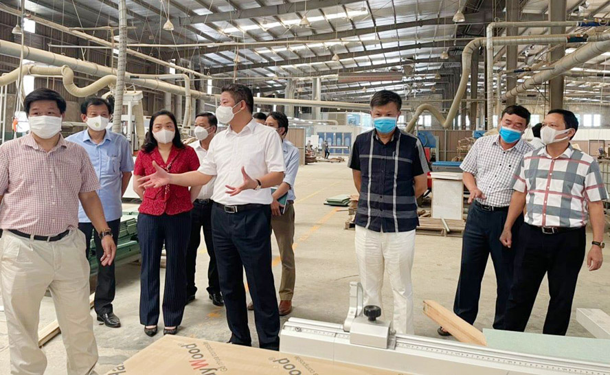 Đồng chí Phó Chủ tịch UBND thành phố Nguyễn Mạnh Quyền kiểm tra thực tế tại Công ty sản xuất gỗ Đông Dương và cụm công nghiệp Vân Đình của huyện Ứng Hòa.