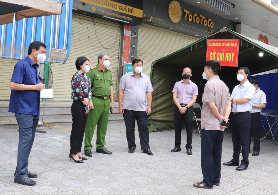Lãnh đạo Sở Y tế Hà Nội và quận Hoàng Mai kiểm tra chỉ đạo công tác phòng, chống dịch tại hiện trường.