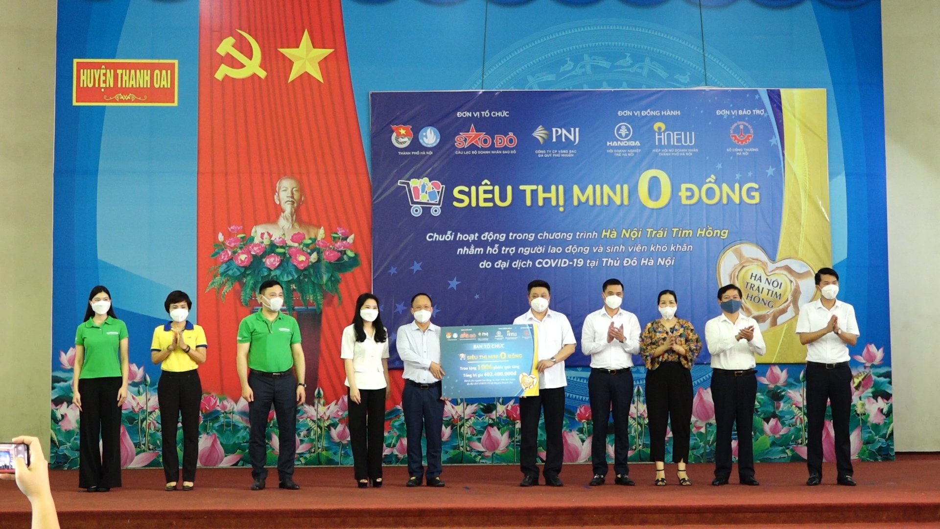 Các đồng chí lãnh đạo huyện nhận các phần quà từ nhà tài trợ