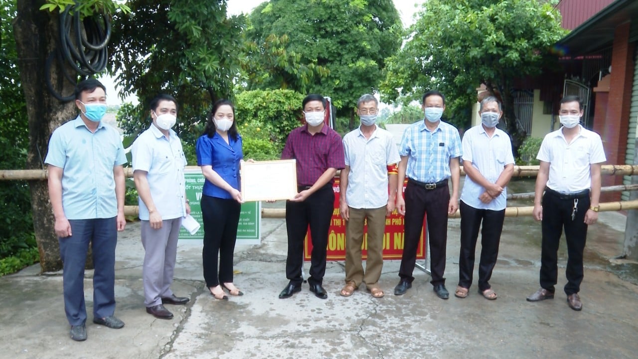 Bí thư Huyện ủy Bùi Thị Thu Hiền cùng Đoàn công tác thăm, động viên, tặng GIấy khen tại chốt trực thôn Thần (xã Minh Đức)