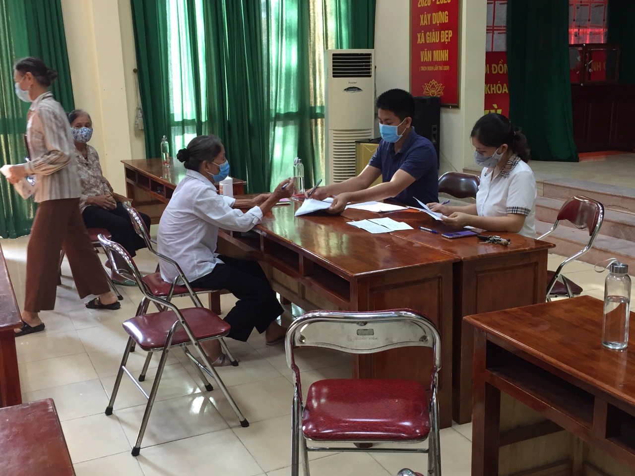 Xã Thanh Cao thực hiện chi trả hỗ trợ cho người lao động gặp khó khăn theo Nghị quyết 15 của HĐND Thành phố
