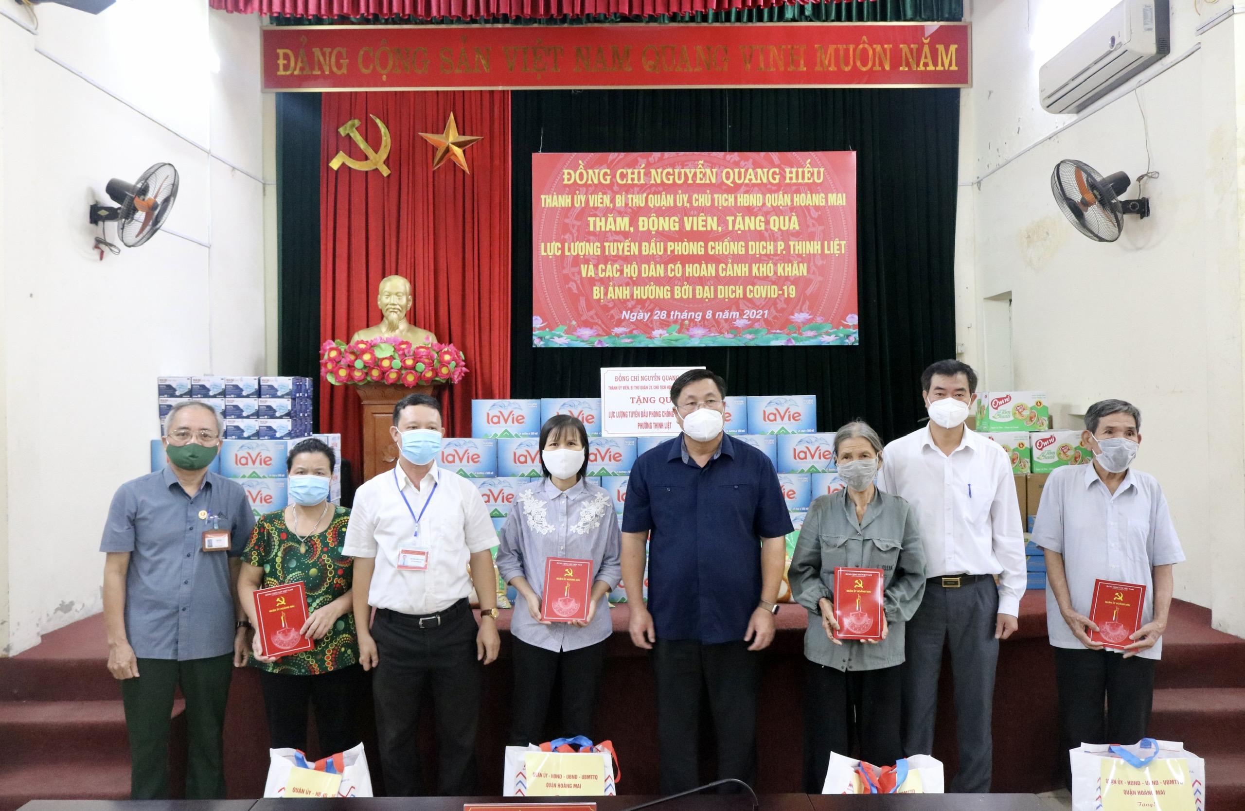 Bí thư Quận ủy, Chủ tịch HĐND quận Hoàng Mai Nguyễn Quang Hiếu động viên và trao quà cho hộ dân có hoàn cảnh khó khăn tại phường Thịnh Liệt.