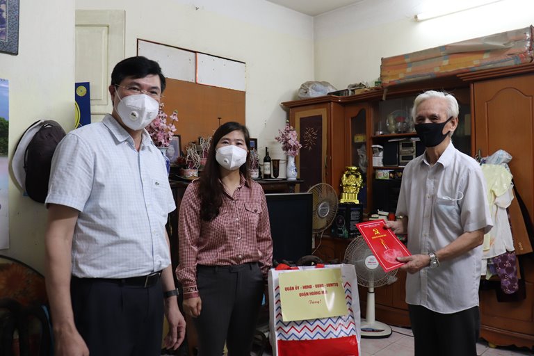 Phó Bí thư Thường trực Quận ủy Hoàng Mai Nguyễn Xuân Phong trao quà cho hộ dân có hoàn cảnh khó khăn tại phường Tương Mai.