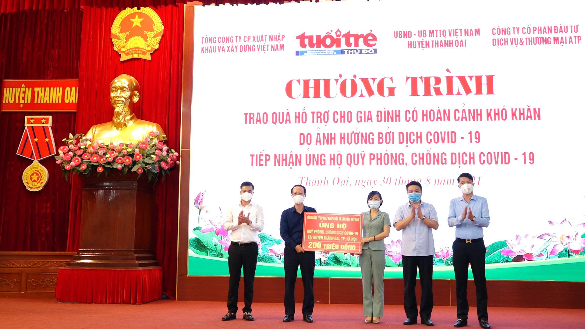 Công ty cổ phần xuất nhập khẩu và xây dựng Việt nam Vinaconex ủng hộ 200 triệu đồng cho Quỹ phòng chống dịch Covid-19 của huyện