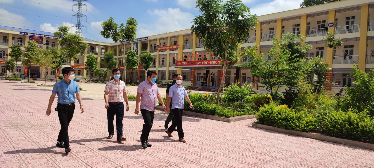 Đồng chí Nguyễn Khánh Bình - Phó Chủ tịch UBND huyện kiểm tra tại khu cách ly