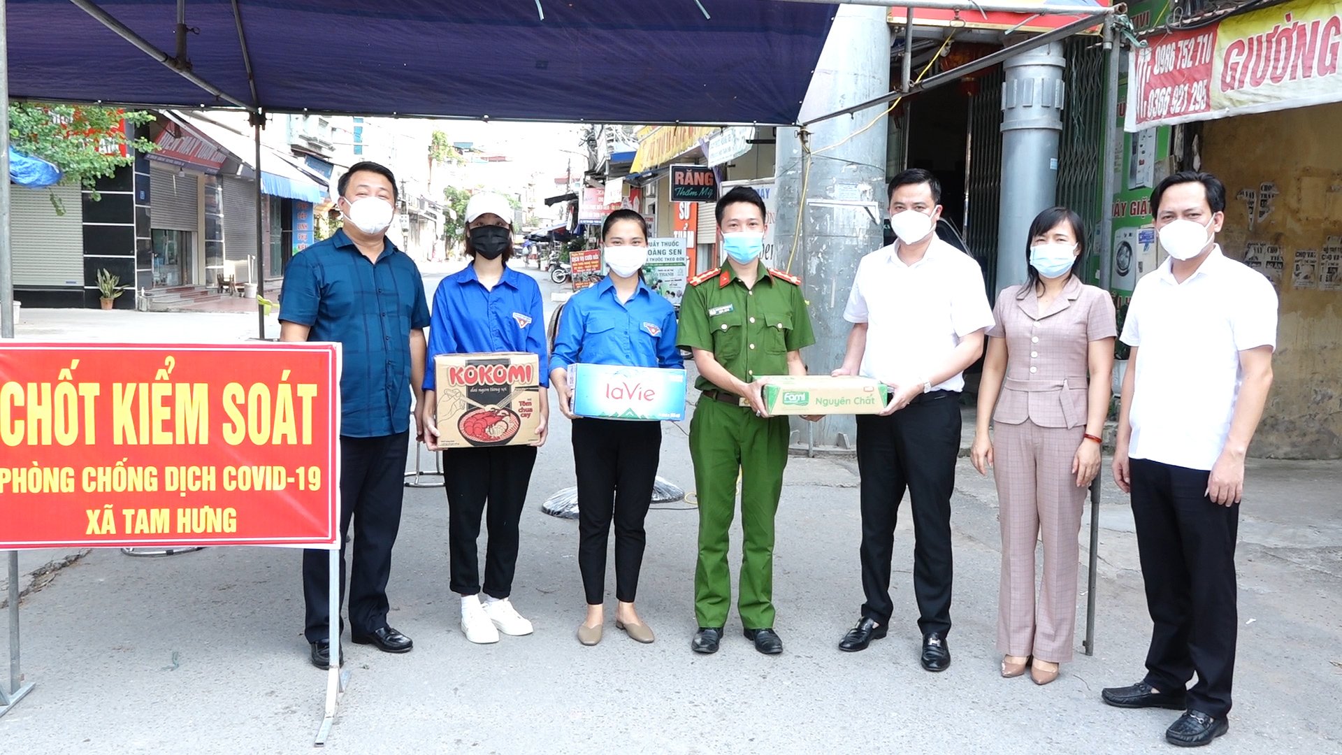 Đồng chí Bùi Văn Sáng - Chủ tịch UBND huyện kiểm tra và động viên tại chốt kiểm soát dịch xã Tam Hưng