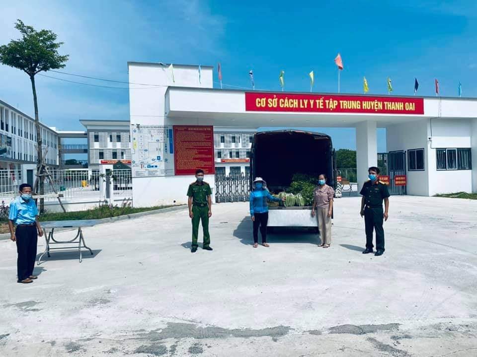 Nhân dân xã Kim An ủng hộ rau củ cho khu cách ly tập trung của huyện