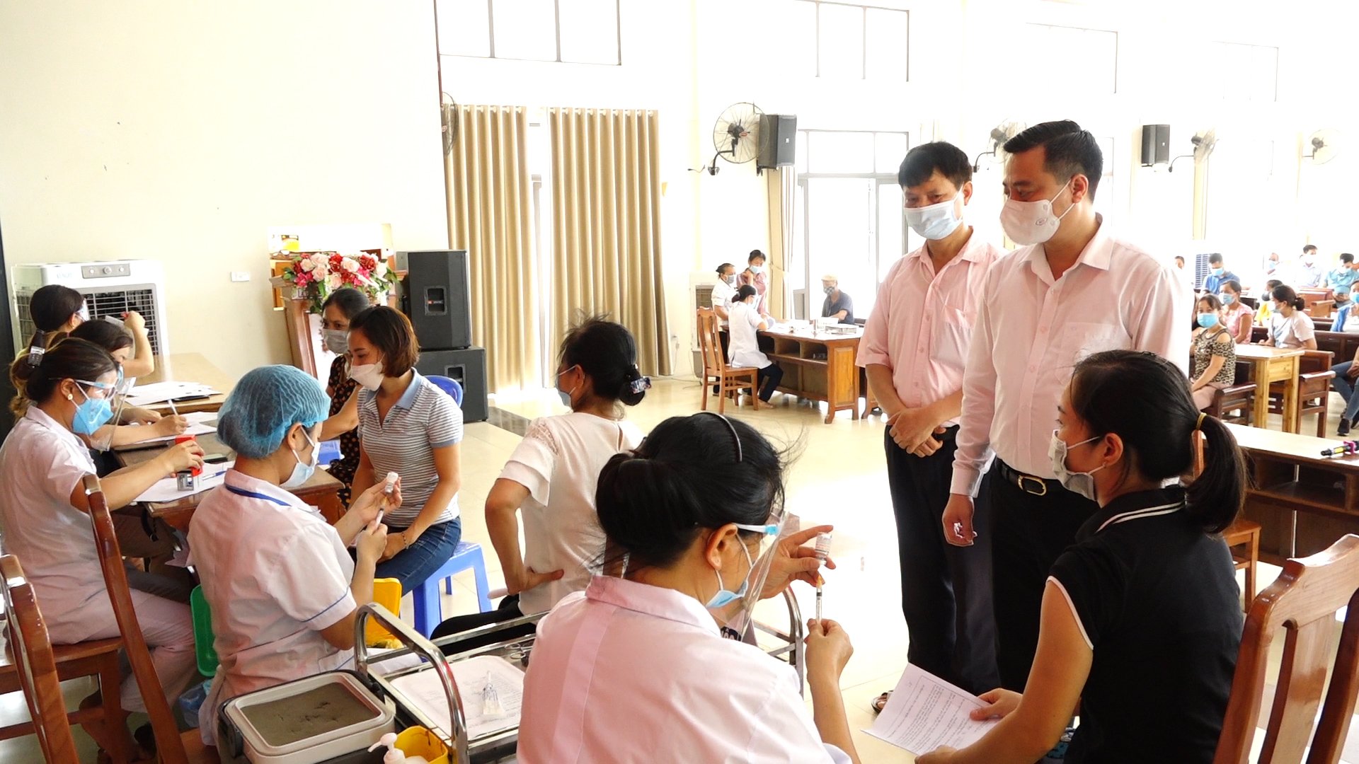 Đồng chí Bùi Văn Sáng - Chủ tịch UBND huyện kiểm tra công tác tiêm vắc xin phòng Covid-19 tại xã Dân Hòa