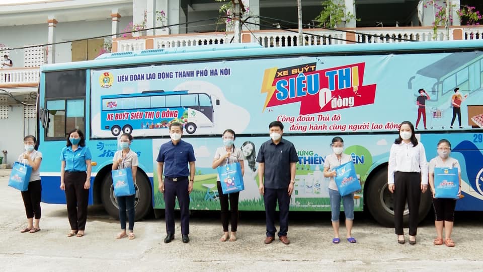 Chủ tịch LĐLĐ Thành phố trao tặng "Túi an sinh công đoàn" cho công đoàn viên có hoàn cảnh khó khăn tại Công ty may MaxCore