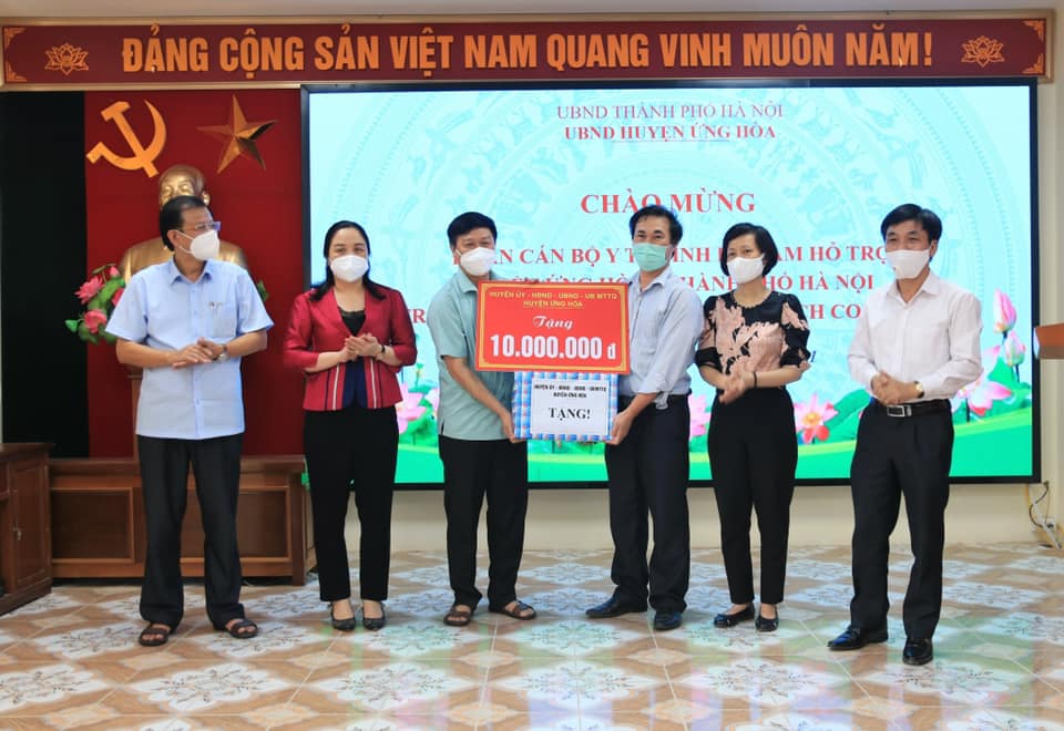Các đồng chí lãnh đạo Huyện tặng quà động viên Đoàn cán bộ y tế tỉnh Hà Nam hỗ trợ Huyện trong công tác phòng, chống dịch