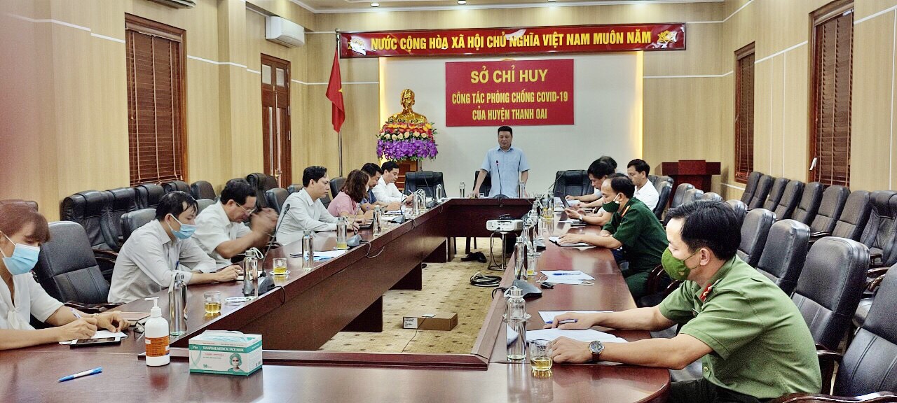 Đồng chí Bí thư Huyện ủy Bùi Hoàng Phan phát biểu tại cuộc họp
