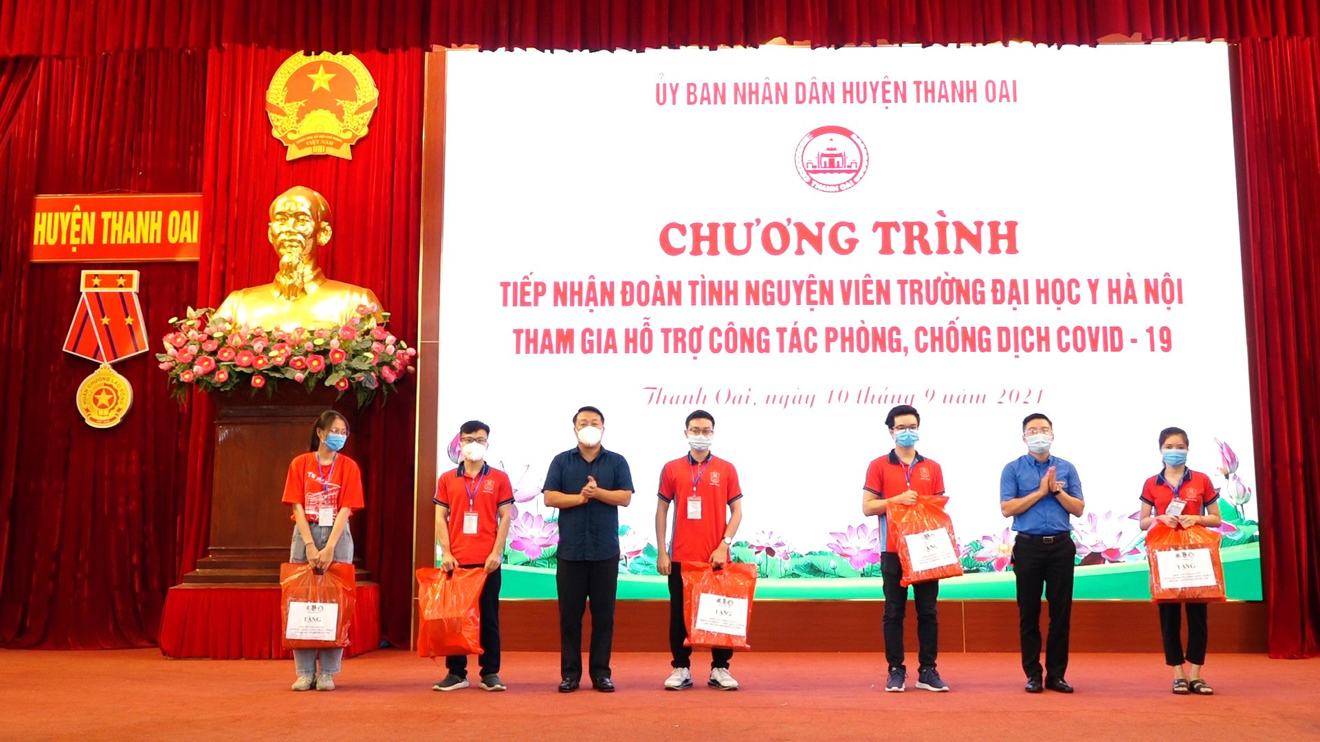 Đồng chí Nguyễn Khánh Bình, HUV, Phó Chủ tịch UBND huyện tặng qùa động viên lực lượng tình nguyện