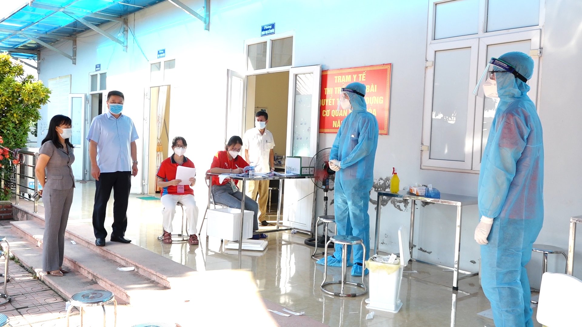 Đồng chí Bùi Hoàng Phan, Bí thư Huyện ủy kiểm tra tại một điểm tiềm