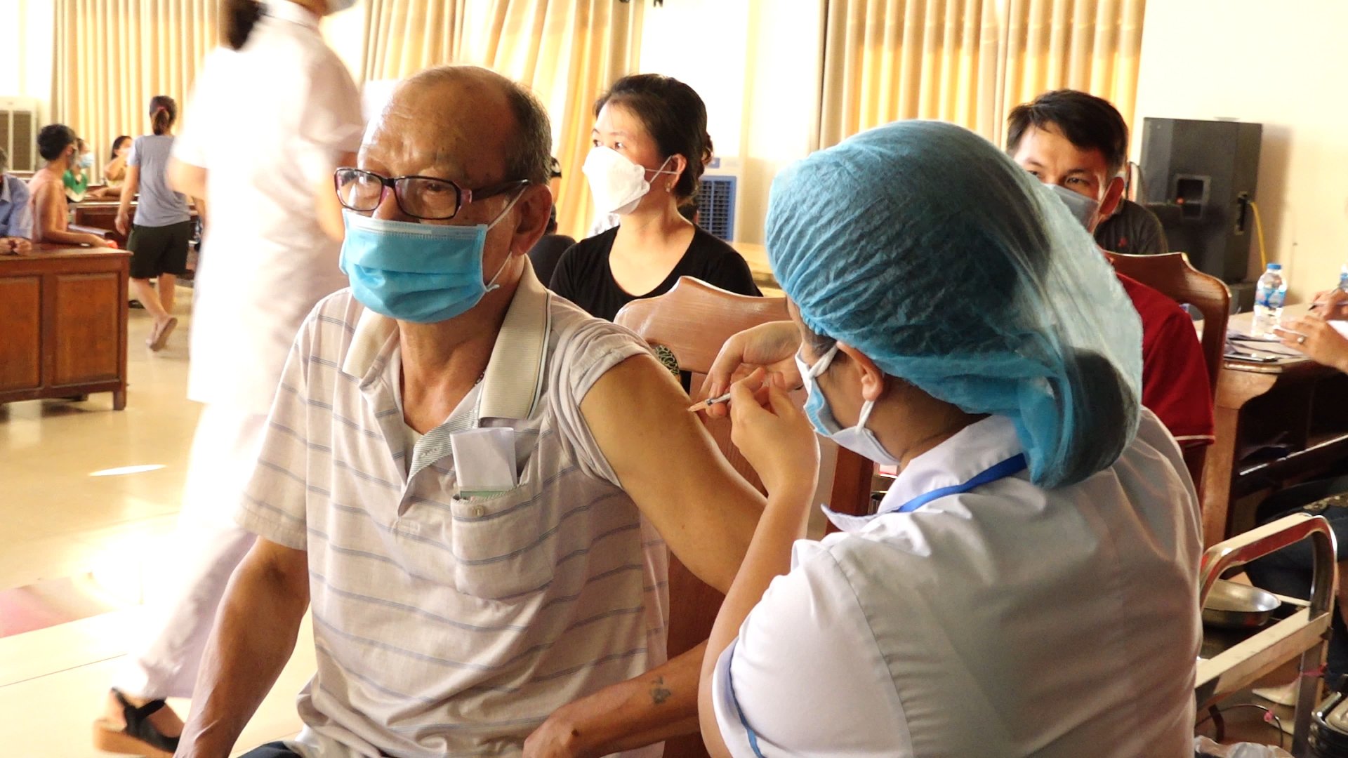 Người dân đến tiêm chủng tại xã Liên Châu