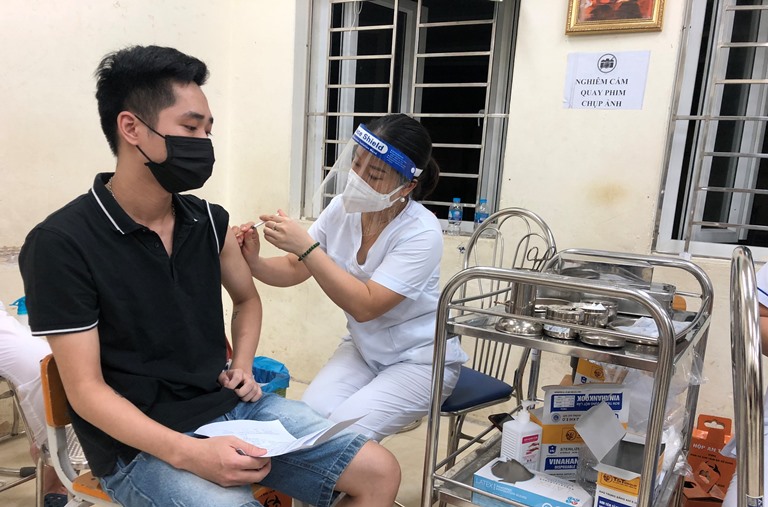 Lực lượng y tế thực hiện tiêm cho người dân cả ngày lẫn đêm