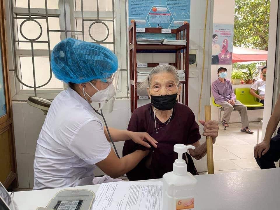 Các bác sĩ đang khám sàng lọc cho cụ Phạm Thị Thoa 106 tuổi