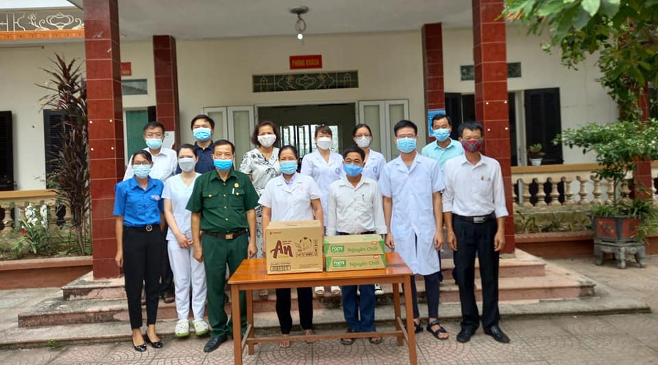 Các Đoàn thể của Huyện thăm, tặng quà các cán bộ, y bác sĩ tại Trạm y tế xã Cao Thành