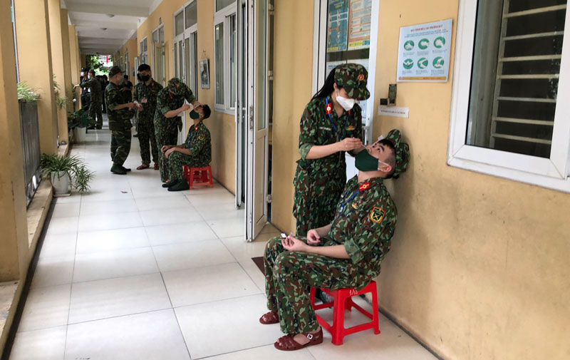 Học viên Học viện Quân y thao tác lấy mẫu xét nghiệm cho nhau trước khi lấy mẫu cho người dân