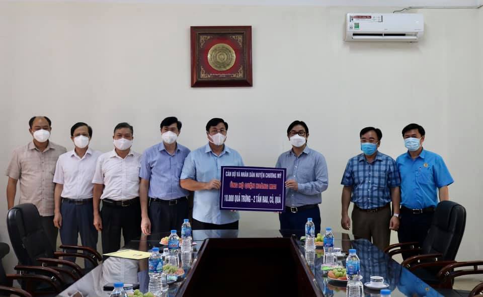 Lãnh đạo huyện Chương Mỹ trao quà là lương thực, thực phẩm ủng hộ quận Hoàng Mai