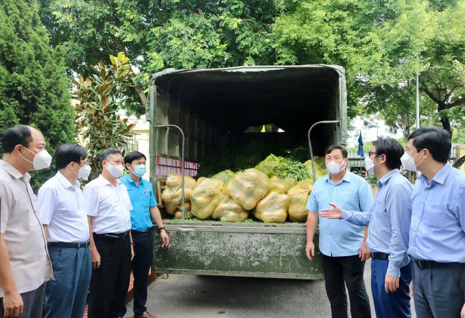 Quận Hoàng Mai tiếp nhận món quà tình nghĩa từ huyện Chương Mỹ
