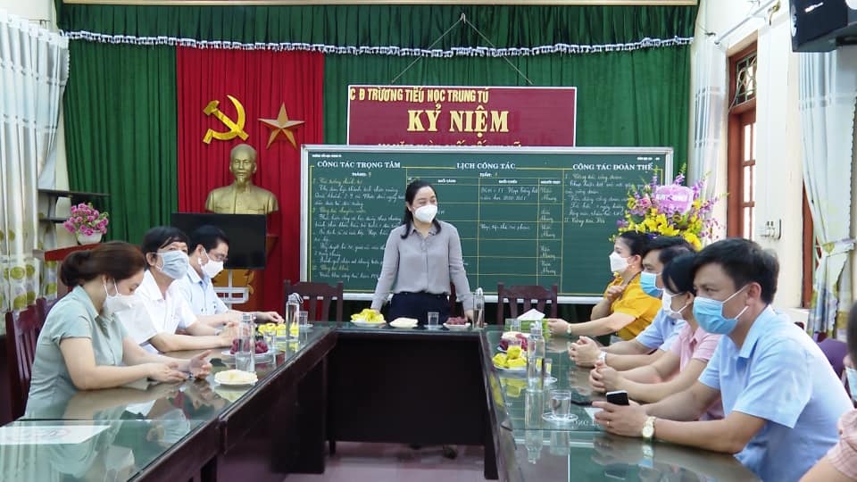 Đồng chí Bí thư Huyện ủy Bùi Thị Thu Hiền kiểm tra công tác chuẩn bị năm học 2021-2022 tại trường Tiểu học Trung Tú