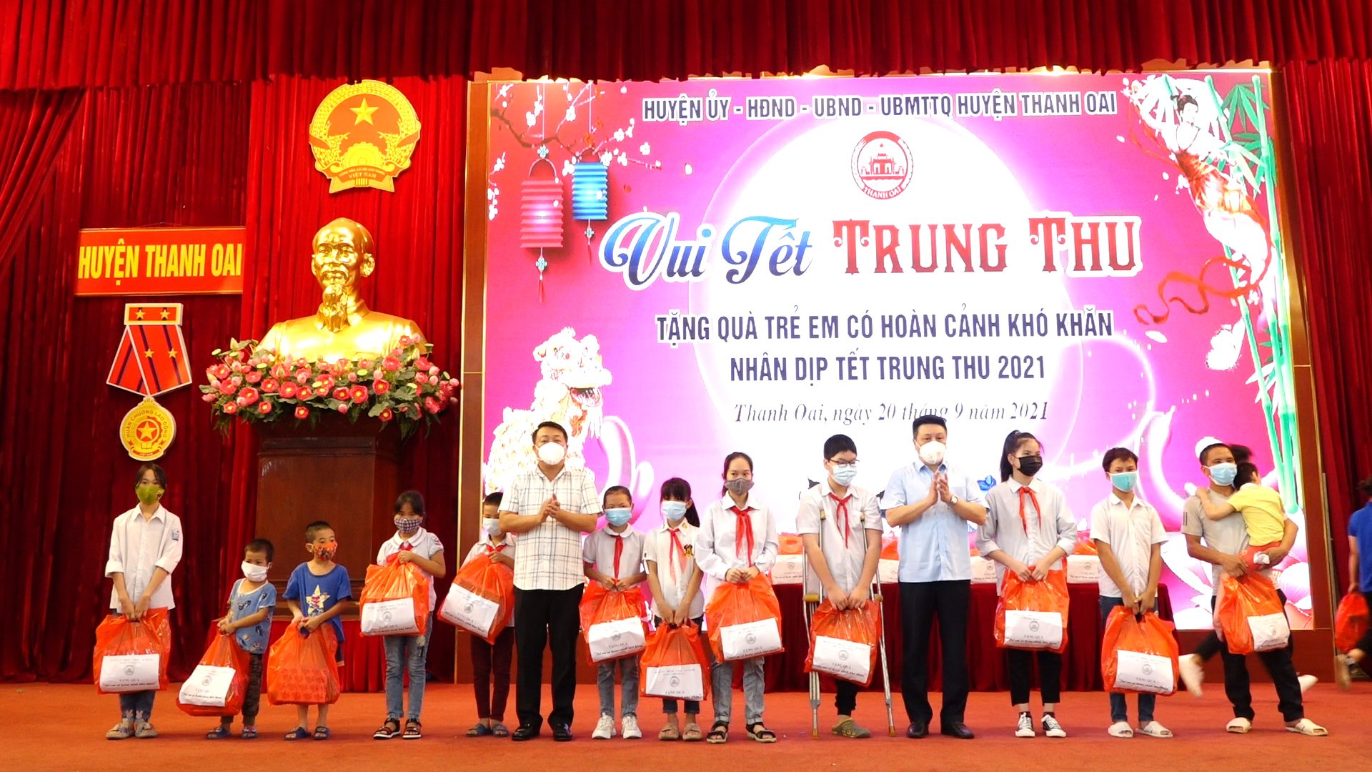 Đồng chí Bùi Hoàng Phan Bí thư Huyện ủy trao quà cho các em nhỏ có hoàn cảnh hoàn cảnh khó khăn