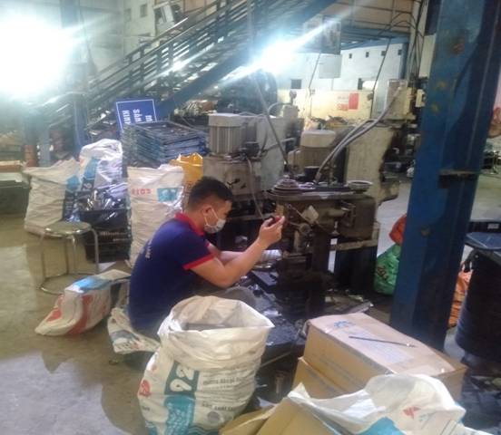 Công nhân làm việc tại Công ty Cơ khí Thăng Long thuộc cụm CN Thanh Thùy